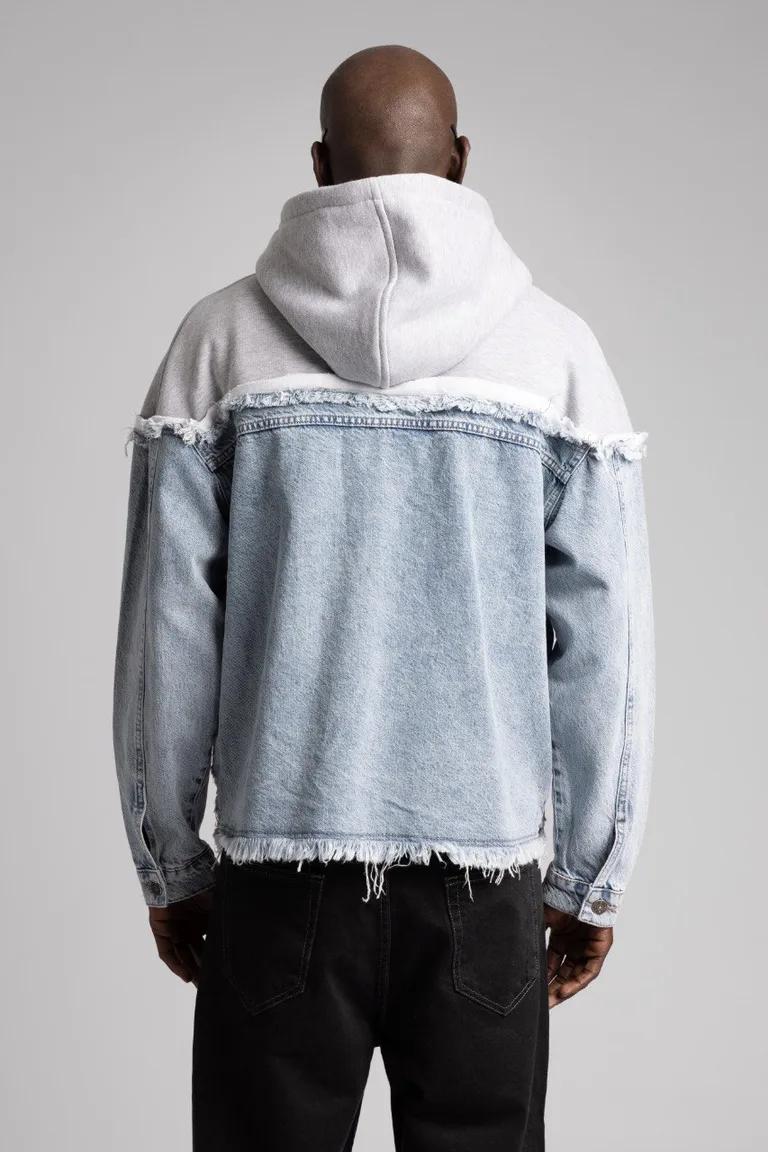 Jachetă Denim cu Glugă și Detalii Deteriorate — imaginea 4