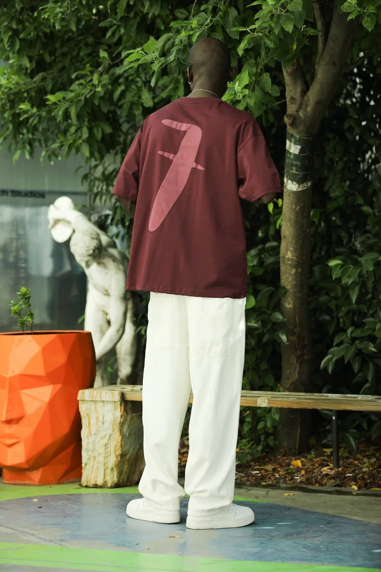 Tricou Imprimat pe Spate cu Guler Rotund și Croială Lejeră